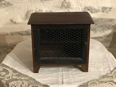 Petit garde-manger en bois, sur pieds - Photo 1/4