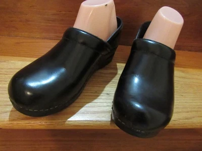 $150 SANITA DK CABRIO CLOGS SHOE STAPLED PROFESSIONAL BLACK LEATHER 39 M 7.5 8 - Image 1 of 4