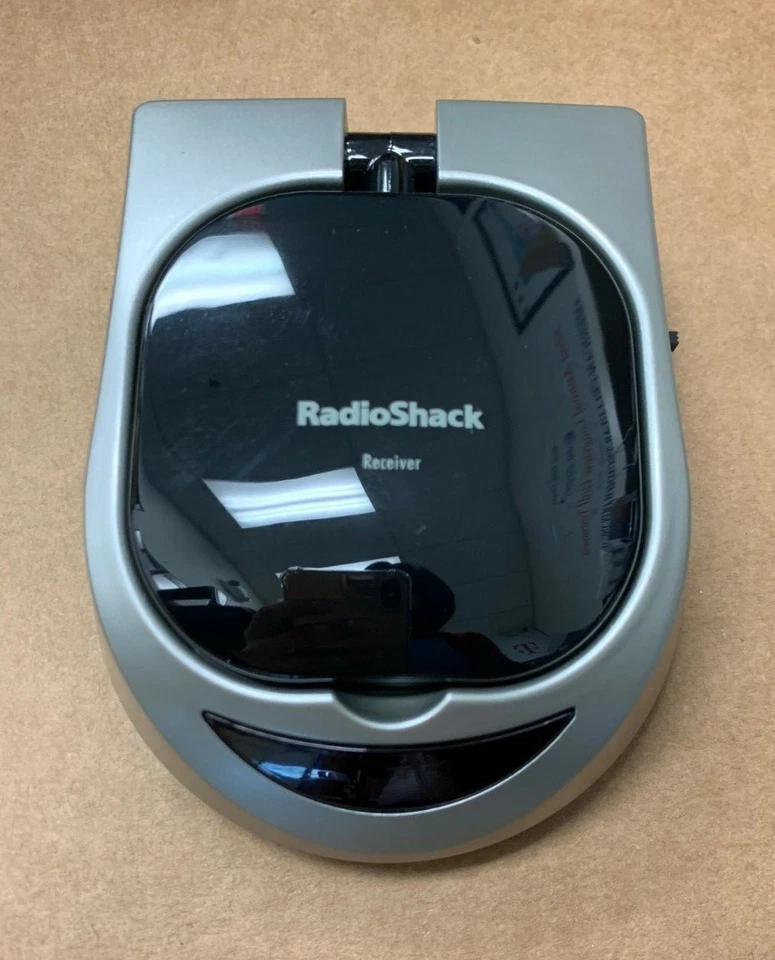 RadioShack 2.4Hz wireless Audio/Video sender with IR Extender 15-126R (receiver) - Image 1 of 4