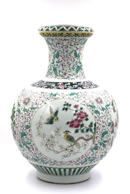 Jarrón botella A Large Famille-rose 'Kylin and Bird', marca de sello Foto 1 de 4