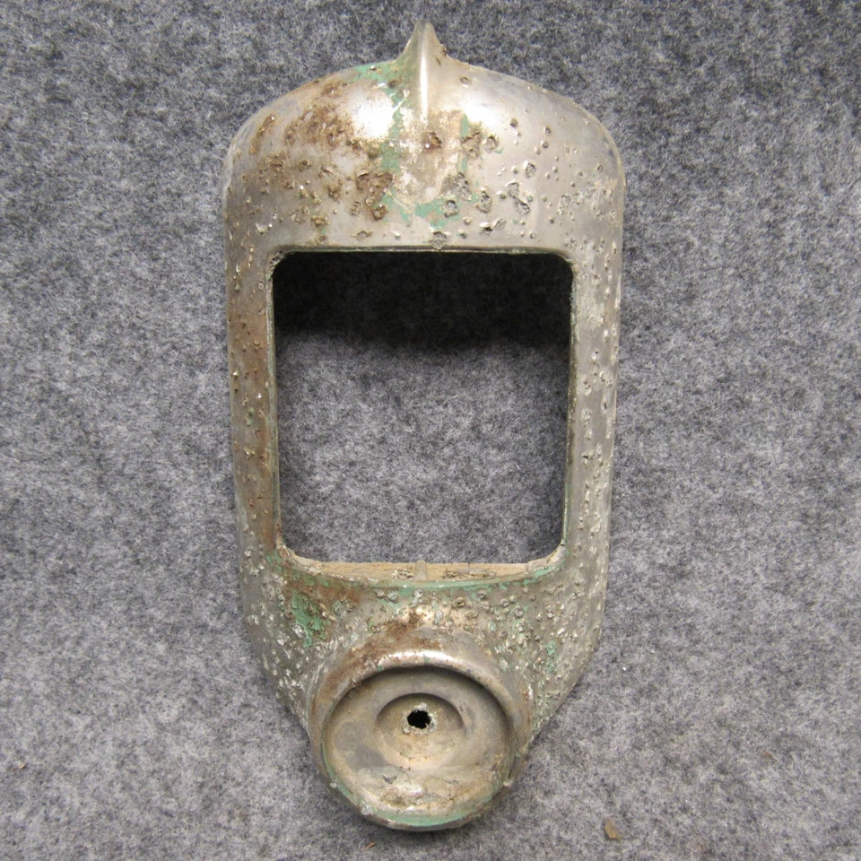 Bisel de lámpara de luz trasera Chevy Fleetline y Styleline 1951-1952 5940033 OEM 26161 Foto 1 de 4