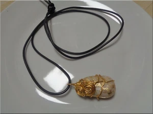 Neu lange Kette großer Anhänger Naturstein Aludraht gold Handmade Unikat - Bild 1 von 6
