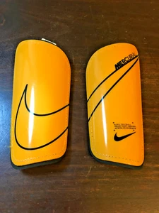 Espinilleras acolchadas de fútbol Nike, Mercurial, sin usar 8" - Imagen 1 de 5