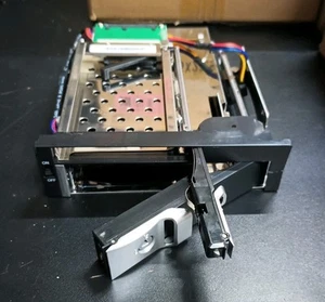 Mobile Rack Cage for 2.5" SSD & HDD, SATA III Enclosure Backplane Trayless hotsw - Photo 1/8