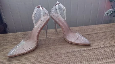  Zapatos de tacón Bisou Bisou con tachuelas de diamante con joyas transparentes Lucite talla 7 Foto 1 de 3