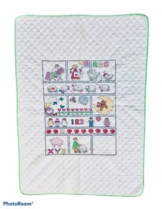 Edredón bebé vintage cosido a mano diseños multicolores en borde blanco verde - Imagen 1 de 4