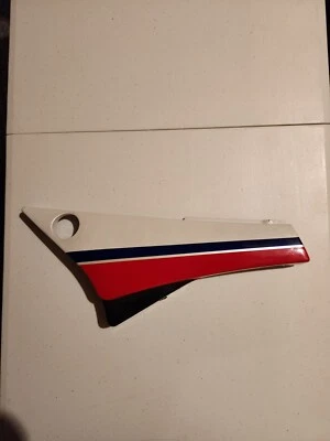 Capa lateral esquerda Yamaha RZ350 RZ 350 1984 1985 84 85 FABRICANTE DE EQUIPAMENTO ORIGINAL - Imagem 1 de 4