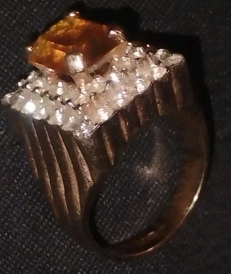 Anillo de cóctel de oro amarillo de 18 quilates con piedra amarilla grande y detalles de diamantes transparentes Foto 1 de 4