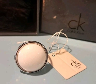 Joyería de diseñador CK Calvin Klein blanco opulento cabujón anillo de plata talla 9 Foto 1 de 4