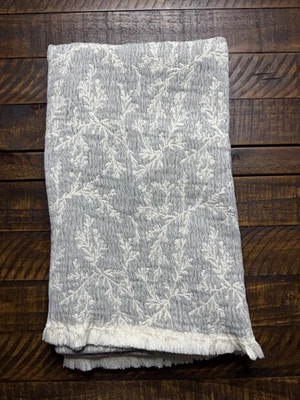 Rejuvenecimiento Hadley Jacquard Lanzamiento Pizarra y Marfil 52”x72” Nuevo sin Etiquetas Foto 1 de 3