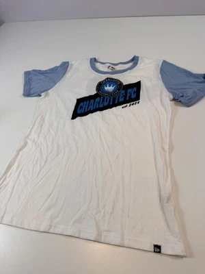 Camiseta Charlotte FC Hombre Grande Blanca Azul MLS Fútbol Timbre est 2022 New Era Foto 1 de 4