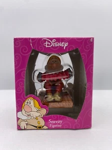 Estatuilla Enesco Disney Princesa Blancanieves y los Siete Enanitos ESTORNUDOSA - Imagen 1 de 2