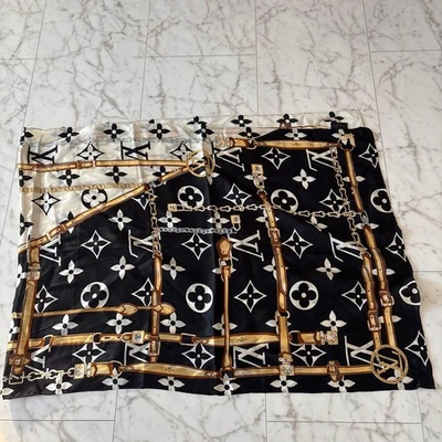 Louis Vuitton Gigante Monograma Seda Bufanda Chal Estola Negro Blanco Dorado Foto 1 de 4