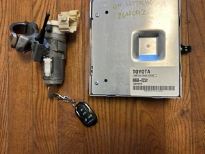 2004 TOYOTA MATRIX 1.8L OEM Engine Computer Module 02341 Ignition Switch w/Key - Foto 1 di 16