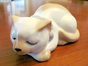 BEAUTIFUL 'ANDREA BY SADEK' JAPAN LYING DOWN ADORABLE WHITE TAN CAT FIGURINE EXC - Picture 1 of 8