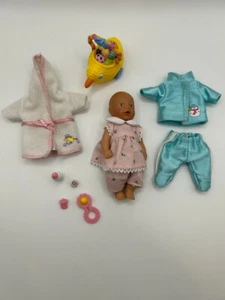 Baby Born MINIS Puppe mit Kleidung, Trainingsanzug, Bademantel & Zubehör - Bild 1 von 6