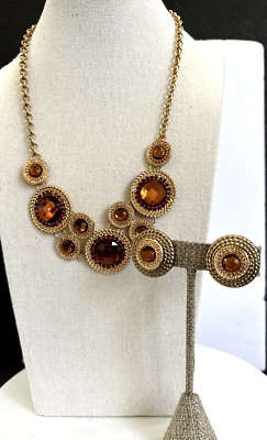 Conjunto de collar y clip de centros de color ámbar facetado círculos dorado Foto 1 de 4