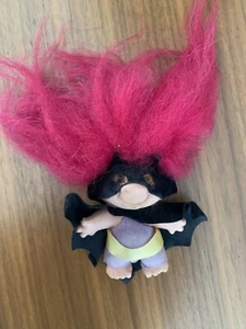 Muñeca troll Batman pequeña vintage de los años 196 traje original - Imagen 1 de 3