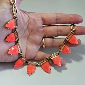 Gold tone Stella & Dot hot pink necklace - Picture 1 of 12