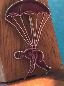 Vintage Badge Broche Epingle Emaillé Parachutiste Militaire - Picture 1 of 3