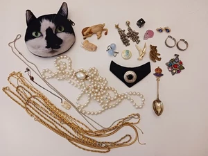Gemischter Schmuck Trödel Schublade Lot Ohrringe Pins Münzbeutel gebrochen verhedderte Halsketten - Bild 1 von 3