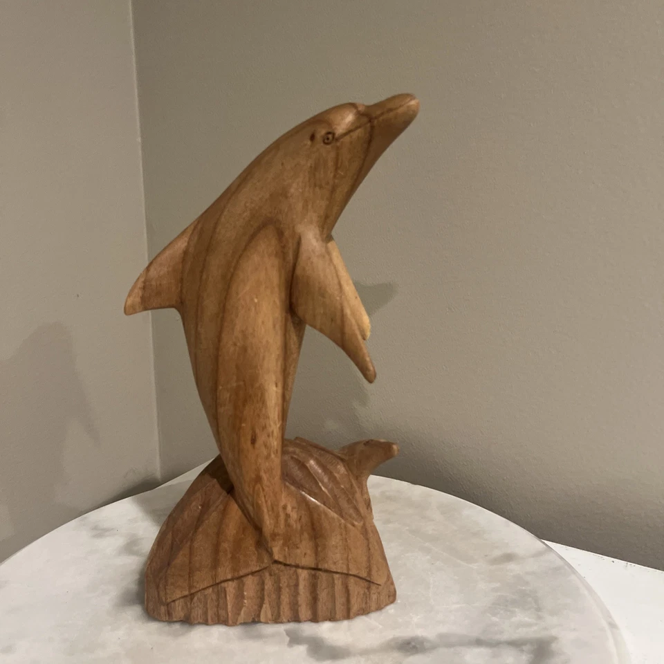 Exhibición de escultura de coral tallada en madera de delfín decoración de arte tallada a mano vida marina Foto 1 de 4