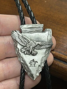 Vintage 1988 Metall Bolokrawatte Pfeilspitze Weißkopfseeadler Pferd Design 1 3/4” x 1 1/4” - Bild 1 von 5