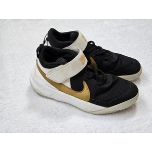 Talla 1 (PS) - Nike Team Hustle D10 Bajo Negro Blanco Metálico Dorado - Imagen 1 de 7