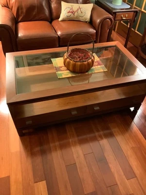 Mesa de cóctel moderna Stickley Metropolitan Collection cereza dos tonos  Foto 1 de 4