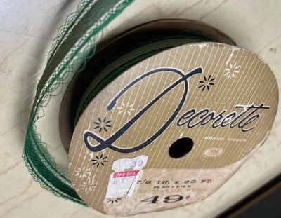 Cinta de satén y encaje verde decoración vintage en carrete de cartón gráfico retro Foto 1 de 4