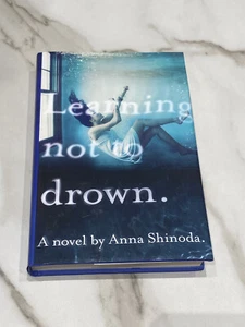 Learning Not to Drown Hardcover Novel By Anna Shinoda - Imagen 1 de 8