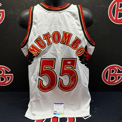 Dikembe Mutombo 签名亚特兰大老鹰队 Mitchell & Ness 球衣 亲笔签名 PSA — 第 1/4 张图片
