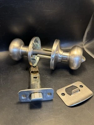 KWIKSET 6WAL Pestillos de puerta ajustables 2 3/8"-2 3/4" con perillas Foto 1 de 3