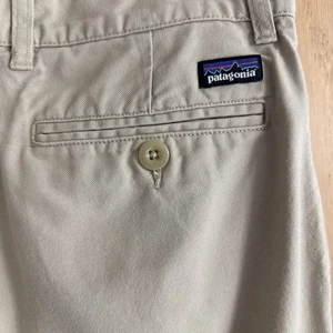 PATAGONIA Pants Chino Flat Front Beige 100% Cotton Straight Leg Men’s 33x32 - Picture 1 of 8