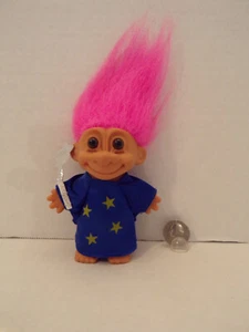 Muñeca Russ Troll~4"~Vintage~Traje de Mago~Pared~Pelo Rosa~Ojos Marrones - Imagen 1 de 5