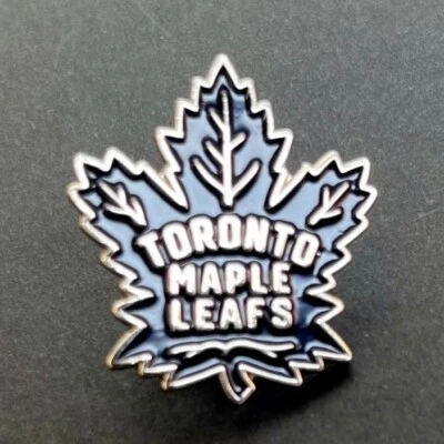 STUNNING VINTAGE STYLE TORONTO MAPLE LEAFS NHL LAPEL PIN W/SILVER STORAGE BAG. - Image 1 of 2