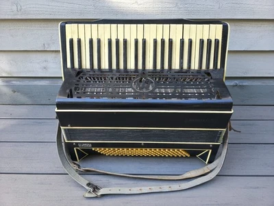 Acordeón Wurlitzer de colección hecho en AMÉRICA EE. UU. Triple Yahtzee Foto 1 de 4