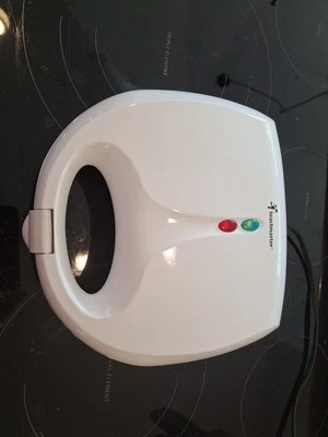 Toastmaster 2-Section Sandwich Maker - Image 1 of 4