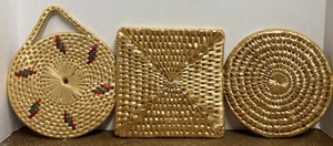 Menge 3 Vintage Gras Rattan Gewebt Warm Pad Untersetzer Boho Coiled Wicker - Bild 1 von 8