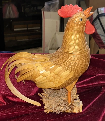 Vtg Folk Art Handcrafted Wicker Basket Rooster, 8.5” tall Cover