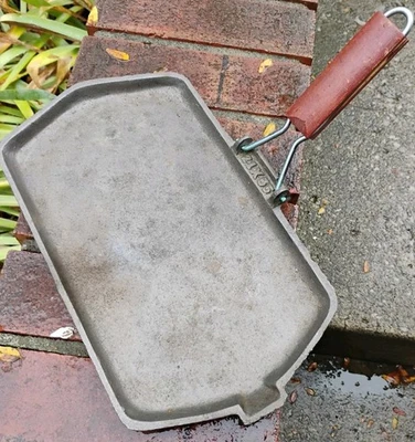 Sartén de hierro fundido American Camper 14x8 mango plegable con caño lateral  Foto 1 de 4