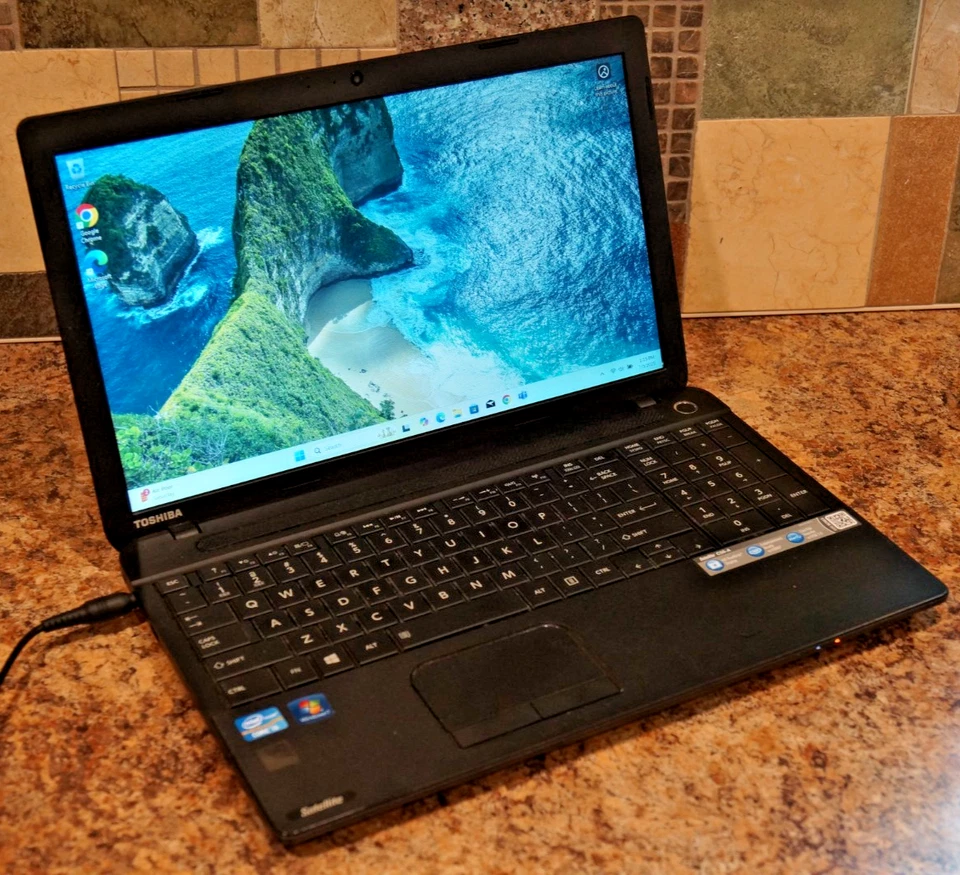 Activado Último 25H2 WIN 11PRO Toshiba C55-A5245@2.40GHz,12GB RAM,500GB HDD Foto 1 de 4