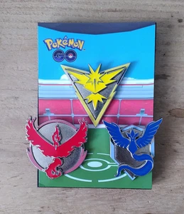 VGC 2022 2019 POKEMON GO PIN BADGE SET REFLECTIVE KEYRING MYSTIC VALOR INSTINCT - Picture 1 of 7