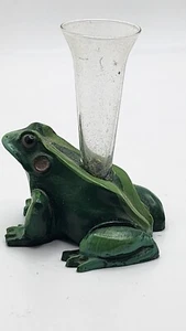 Estatuilla de resina de rana con soporte de jarrón de vidrio en la parte posterior, 1" H x 2" L - Imagen 1 de 9
