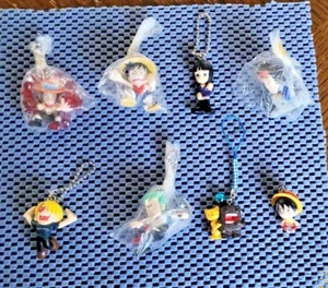 Lotto Personaggi One Piece Rufy, Zoro, Ace e altri Portachiavi Charm Telefono (Nuovo) - Foto 1 di 2