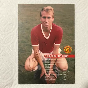 Sir Bobby Charlton handsignierte Manchester United Promo Fotokarte / Legende - Bild 1 von 3