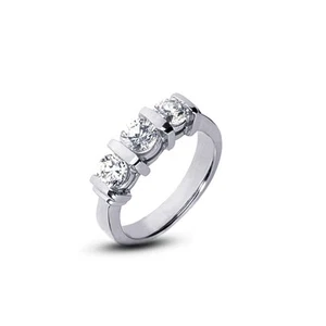 Anillo clásico de tres piedras de oro de 18k con diamantes certificados naturales de corte redondo G SI1 de 5 quilates - Imagen 1 de 3