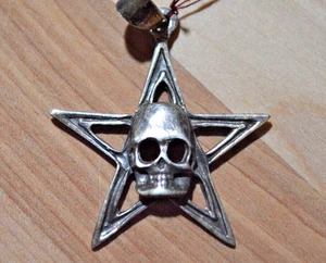 925 Sterling Silver Star Skull Relief Charm Pendant - Picture 1 of 4