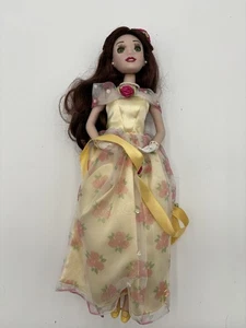 Muñeca de recuerdo de porcelana vintage de Disney llave de latón - Princesa Bella - Imagen 1 de 5
