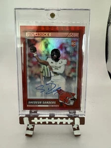 2025 Panini Score #15 Shedeur Sanders 08/20 Red Auto Rookie RC Cleveland Browns - Picture 1 of 3